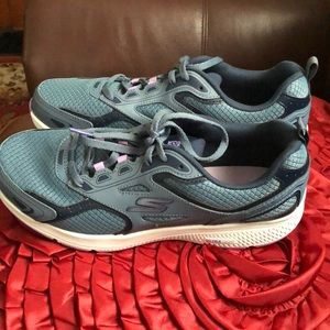 Woman’s sketcher gogo mat sneakers brand new no tags. Never wore
